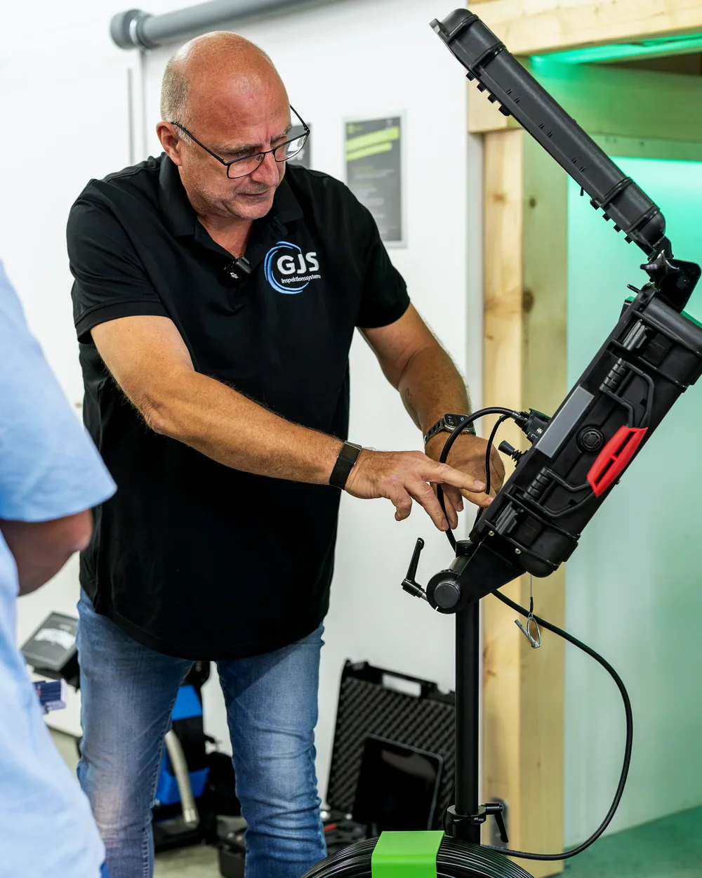 GJS-Vertriebsleiter erklärt die Steuereinheit eines Inspektionssystems im Schulungszentrum der SAG-Akademie