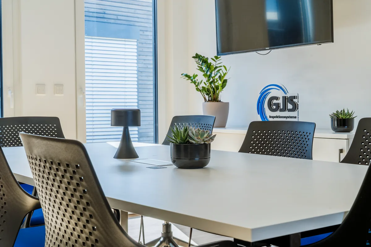 Tischdetail im Besprechungsraum mit GJS-Logo